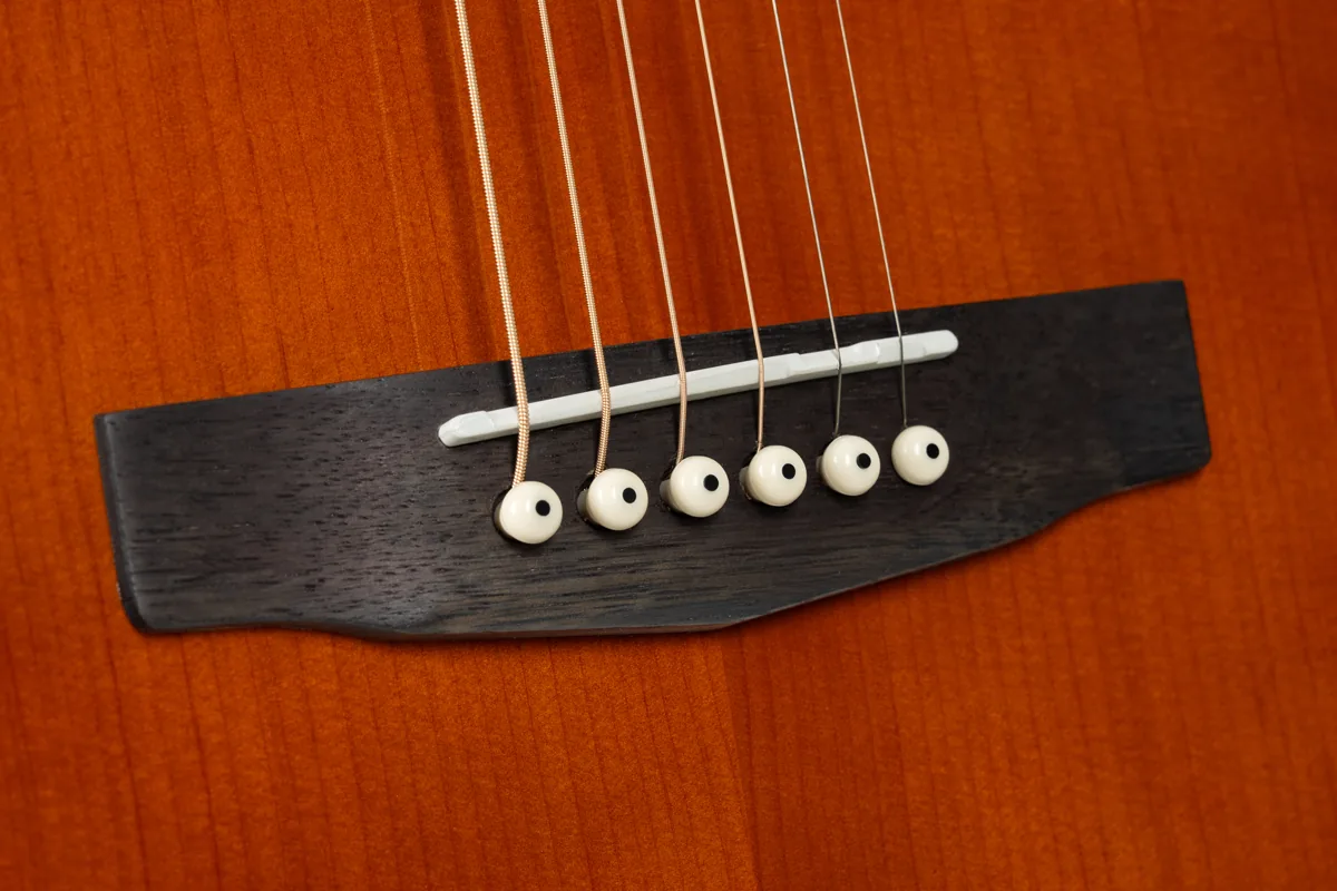 Steg mit Cort Ceramic Piezo Tonabnehmer der EXOTIC-SFX Myrtle